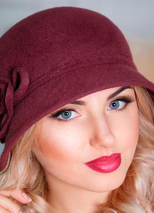 Жіночий капелюх із фетру з обвушеним полем і прикрасою
