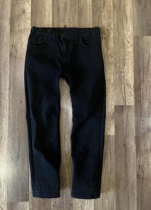 Класичні чорні джинси