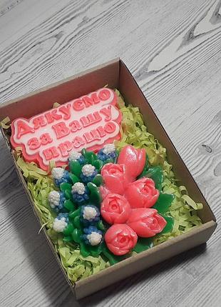 Подарочный набор сувенирного мыла дякуємо за вашу працю и букет из тюльпанов и мускарей мыло ручной работы
