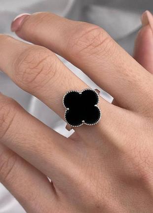 Серебряное кольцо клевер с ониксом (родий / позолота)