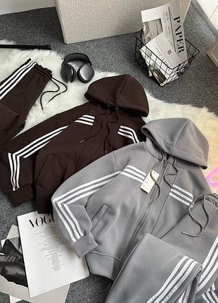 Классный стильный костюм на флисе, спортивный с лампасами, джоггеры и зип худи с лампасами