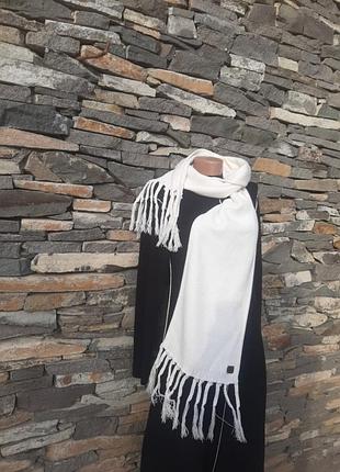 Чудовий зимовий шарф..2м на 25см. стильна вязка .ніжний молочний колір..стан нового.