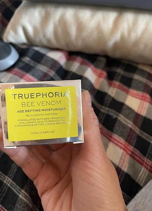Зволожувальний крем truephoria bee venom age defying moisturiser.