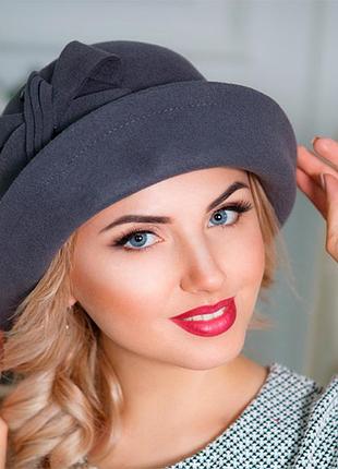Женская шляпка из фетра поля вверх украшена бантом в тон шляпки