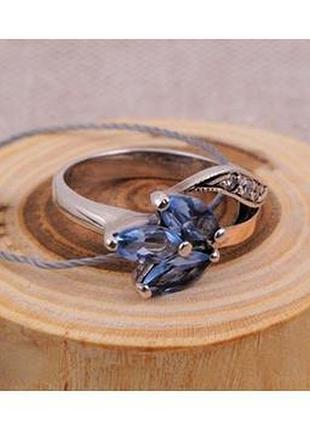 Серебряное кольцо с голубыми фианитами и золотыми напайками 925/375 пробы.