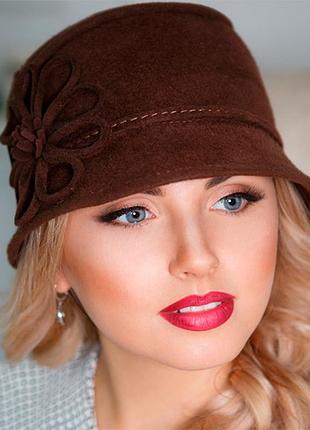 Капелюх із вовни з невеликими крисами з прикрасою