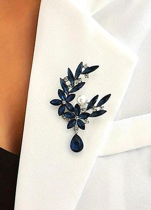 Брошь в россыпи синих камней