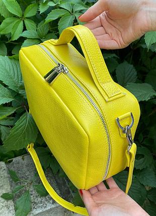 Яскрава сумка прямокутна на ремінці, з натуральної шкіри жовтий