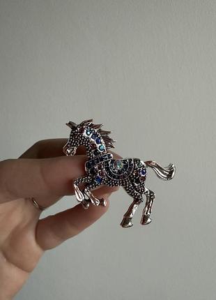 Металева брошка кінь веселковий скакун