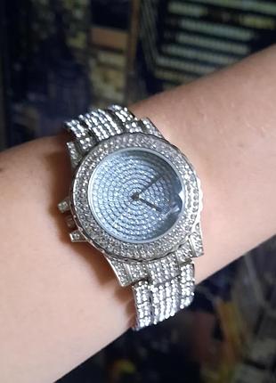 Женские наручные часы со стразами