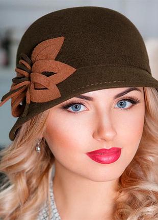 Жіночий фетровий капелюх із невеликими крисами опущений униз