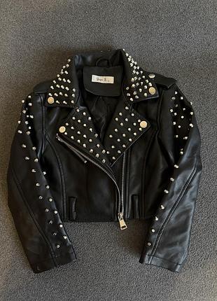 Продам косуху для дівчинки, в ідеальному стані, використовували тільки під образ для виступів.