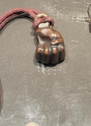 Брелок кулак ключ