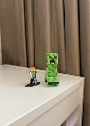 Іграшкові фігурки персонажів із гри minecraft. фігурки кріпера (creeper) та алекс (alex).