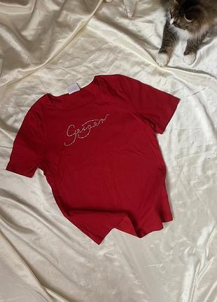 Червона футболка зі стразами