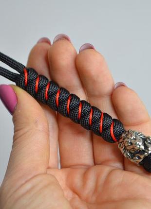 Брелок темляк со львом и оплеткой из паракорда