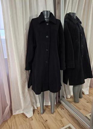 Вовняне з кишенями та розрізами з боків пальто