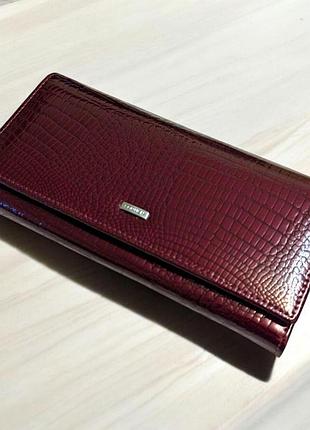 Женский кожаный кошелек лаковый на магните под крокодила с защелкой для монет somuch 505-81e 19х9.5 см вишня