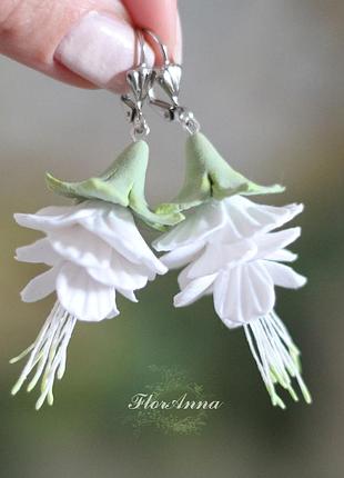 Белые серьги цветы ручной работы из полимерной глины "белая фуксия"