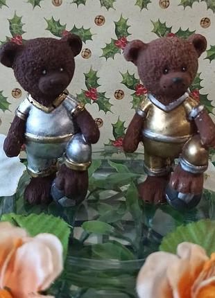 Шоколадная фигурка мишка футболист фигурка на торт шоколад ручной работы