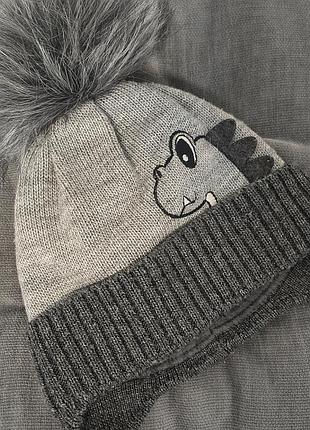 Шапка сіра на хлопчика на 3 4 роки 5 років з бубоном балабоном зимова утеплена на флісі в'язана з підворотом вушками