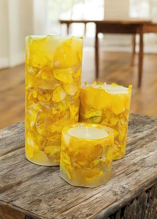 Золотой шарм: набор свечей с желтыми розами, с ароматом бабл-гам