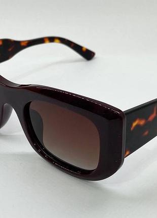 Солнцезащитные очки с поляризацией в массивной бордовой пластиковой оправе линзы поляризованы