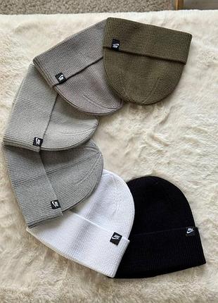 Тепла шапка найк (nike) чорного кольору з підворотом, зимова шапка