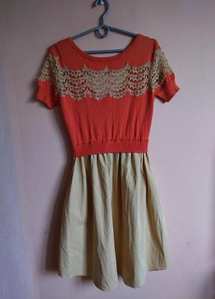 Женское платье с кружевом