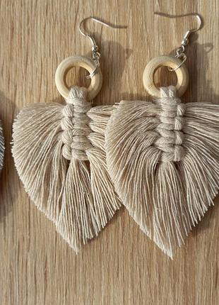 Бежевые крупные серьги ручной работы