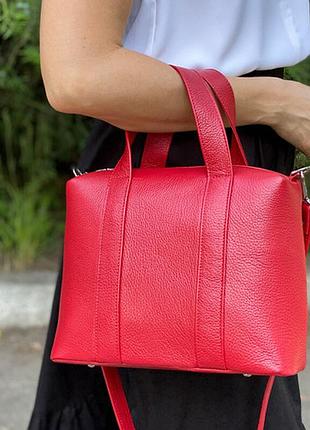 Классная сумка кожаная прямоугольной формы с удобными ремешками красный