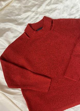 Червоний светр з вирізами на комірі