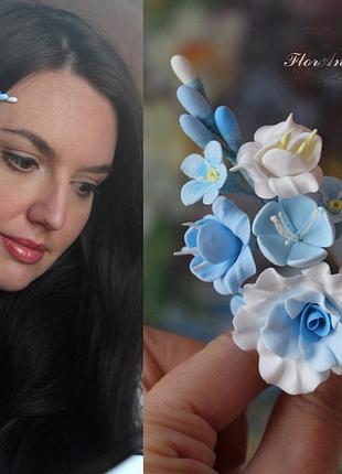 Блакитна шпилька для волосся з квітами з полімерної глини "ніжний бриз"
