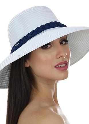 Женская шляпа небольшие моделируемые поля цвет белый с синим