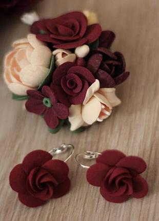 Бордовый комплект украшений с цветами из полимерной глины серьги и брошь - заколка"марсаловый беж"
