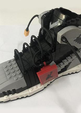 Детский конструктор органайзер в виде стильного спортивного кроссовка со шнуровкой