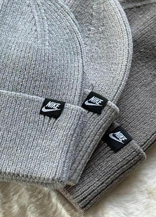 Тепла шапка найк (nike) сірого кольору з підворотом, зимова шапка