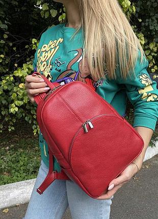 Молодежный яркий рюкзак из натуральной кожи с карманами на молнии красный