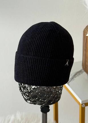 Тепла шапка джордан jordan чорного кольору з підворотом, зимова шапка