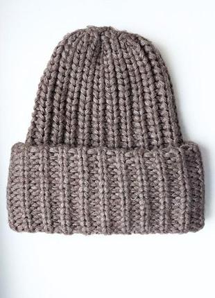 Толстая теплая зимняя коричневая женская шапка бини с отворотом вязаная большая вязка в рубчик