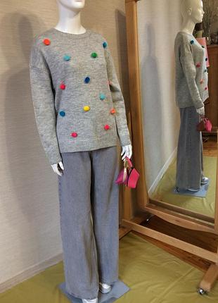 Женский серый свитер с ярким принтом