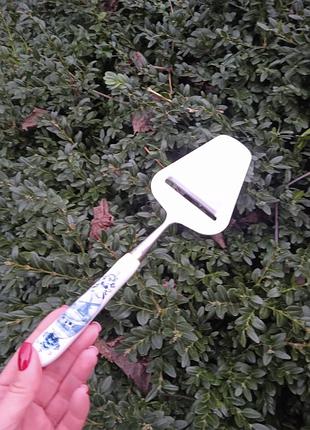 Нож, лопатка для сыра винтаж с фарфоровой ручкой delft.голоандия