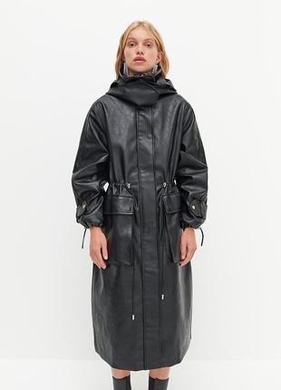 Обьмное длинное черное кожаное пальто, плащ с   капюшоном, кулиской на талии и накладными карманами reserved