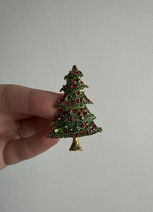 Металева брошка “різдвяна магія в смарагді” – святкова брошка ялинка