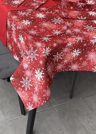 Новорічна скатертина 110*160 см червона  сніжинки з пропиткою, водовідштовхувальна скатертина