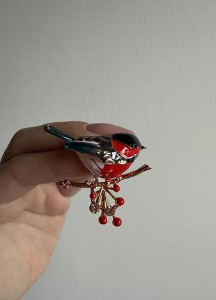 Металева брошка сніговий снігур — брошка з емаллю та гілочкою калини