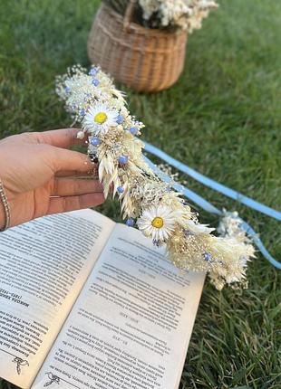 Вінок на голову з сухоцвітів у жовто-блакитних тонах із ромашками, в стилі бохо для фотосесій