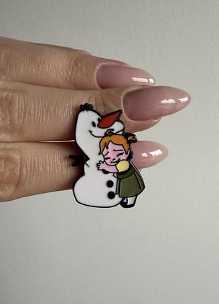 Пін значок металевий брошка олаф холодне серце “обійми з олафом” (мультяшний сніговик і дівчинка)