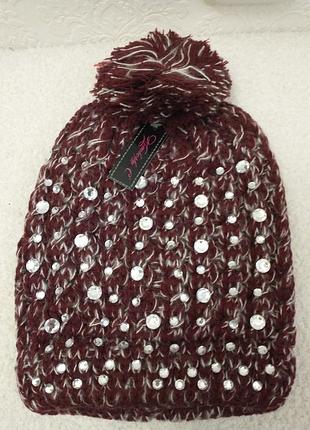 Зимняя шапка с камнями