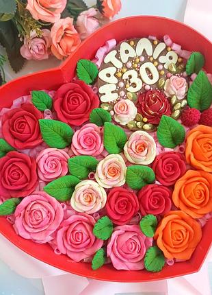 Шоколадный подарочный цветочный набор в коробке-сердце подарок женщине девушке на день рождения 8 марта
